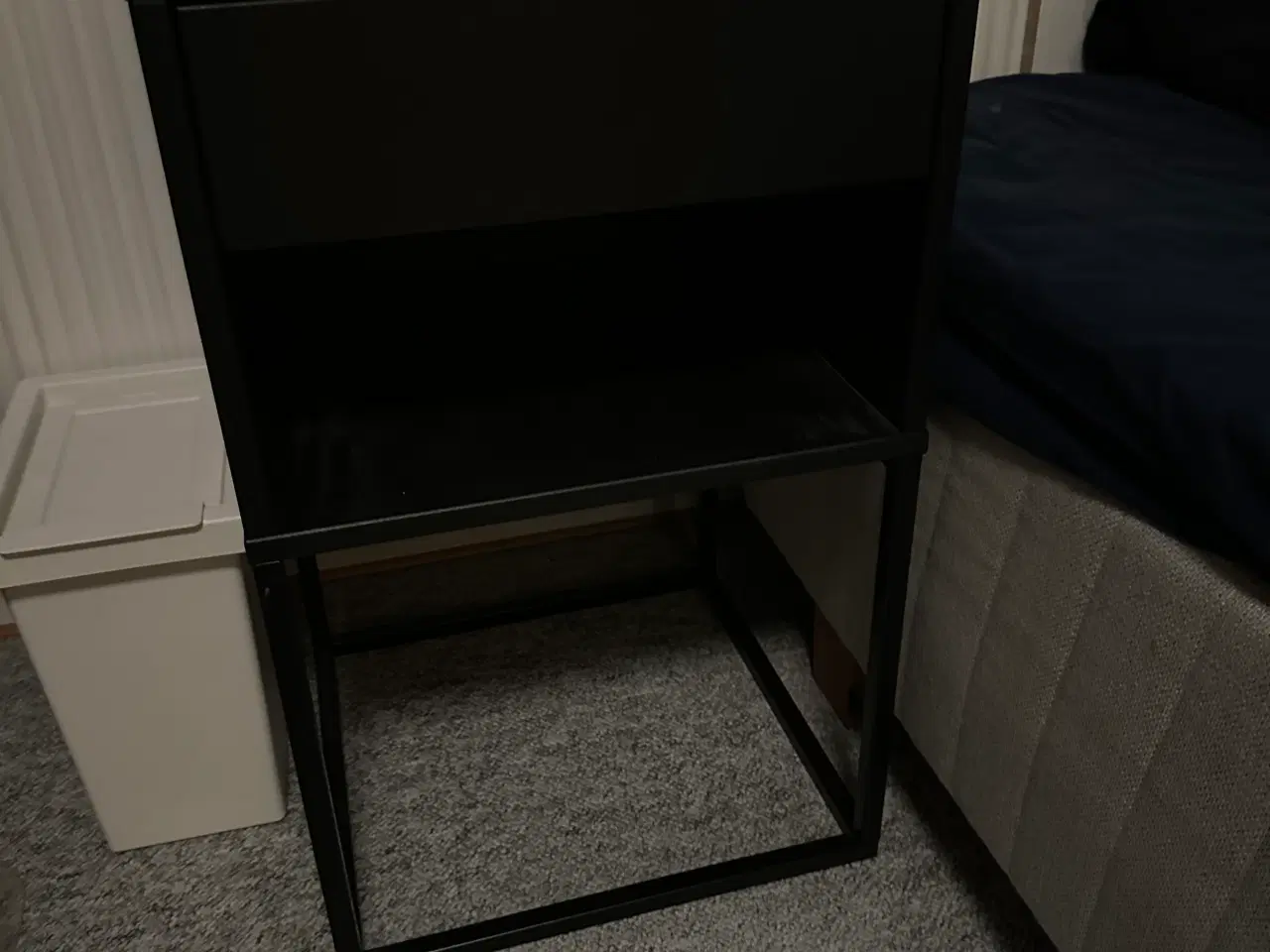 Billede 2 - Fint sort sengebord med skuffe sælges
