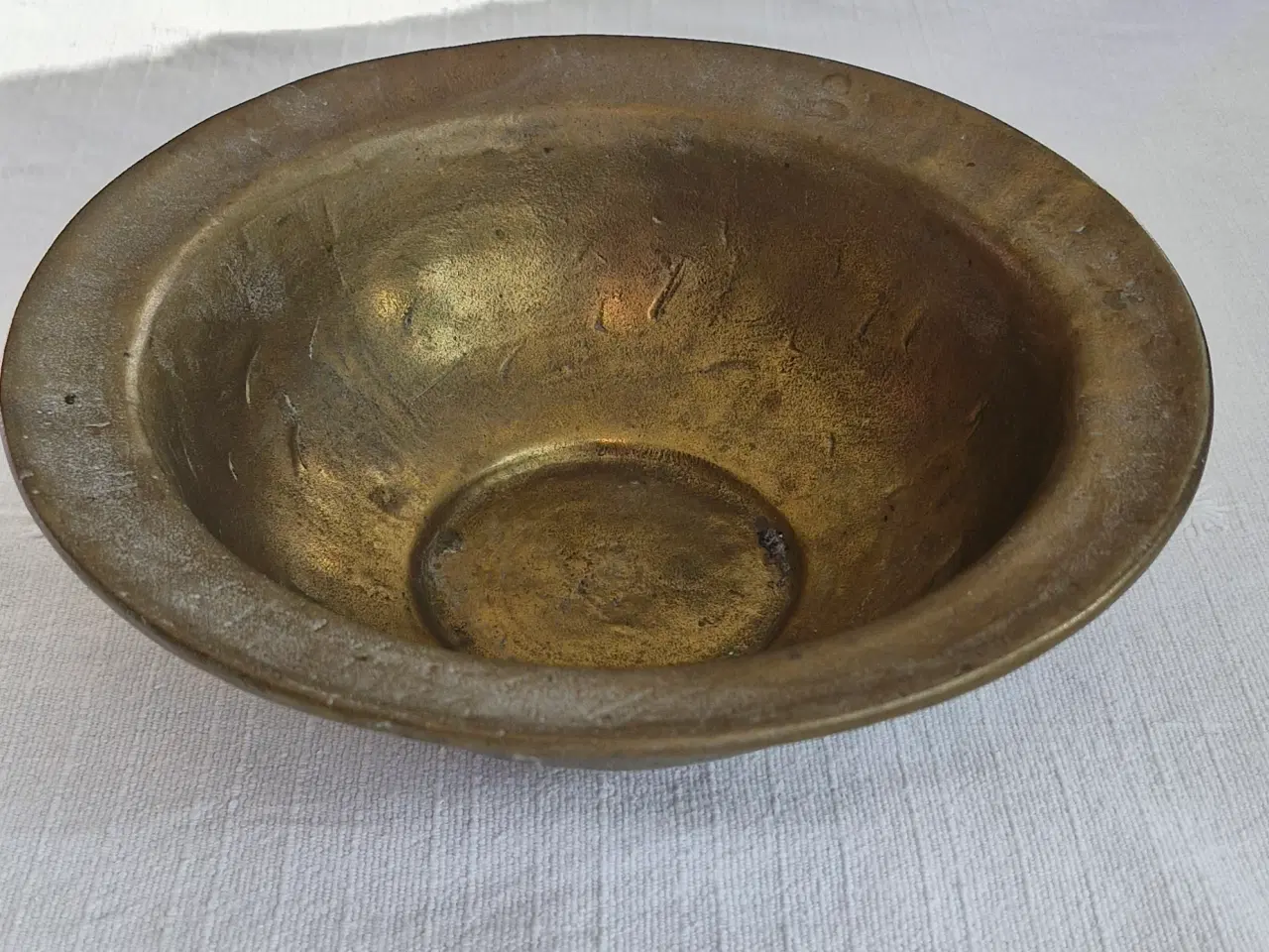 Billede 1 - Tung og rustik messingskål