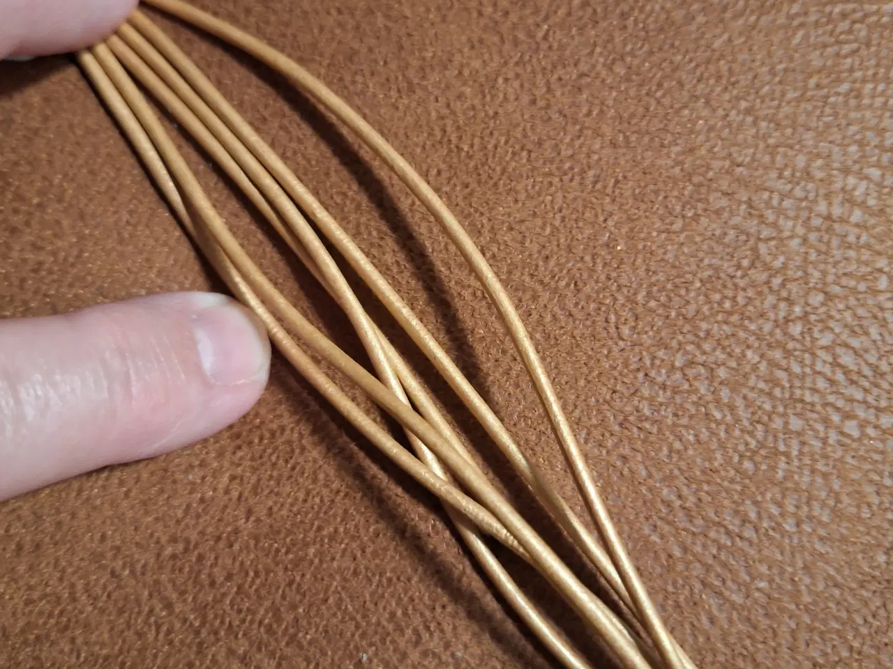 Billede 2 - Brunt læderarmbånd med magnetlås 