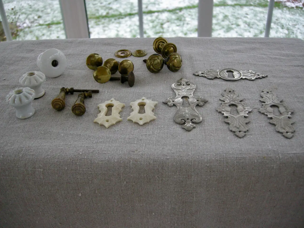 Billede 3 - Gamle møbelbeslag, møbelknopper, nøgleskilte, ben