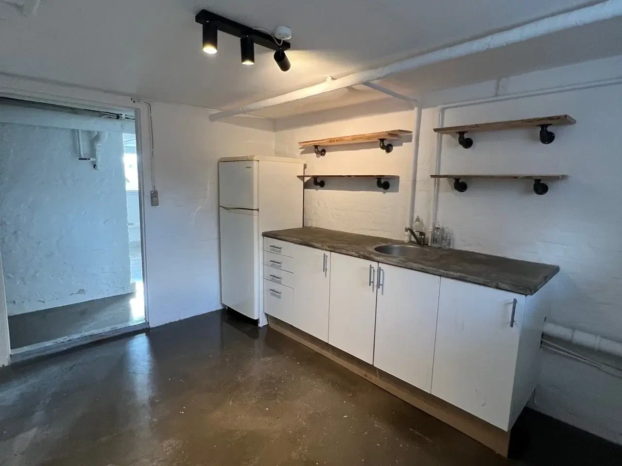 Billede 5 - Erhvervslokale til leje – 71 m² kælderlokale i Dyssegård