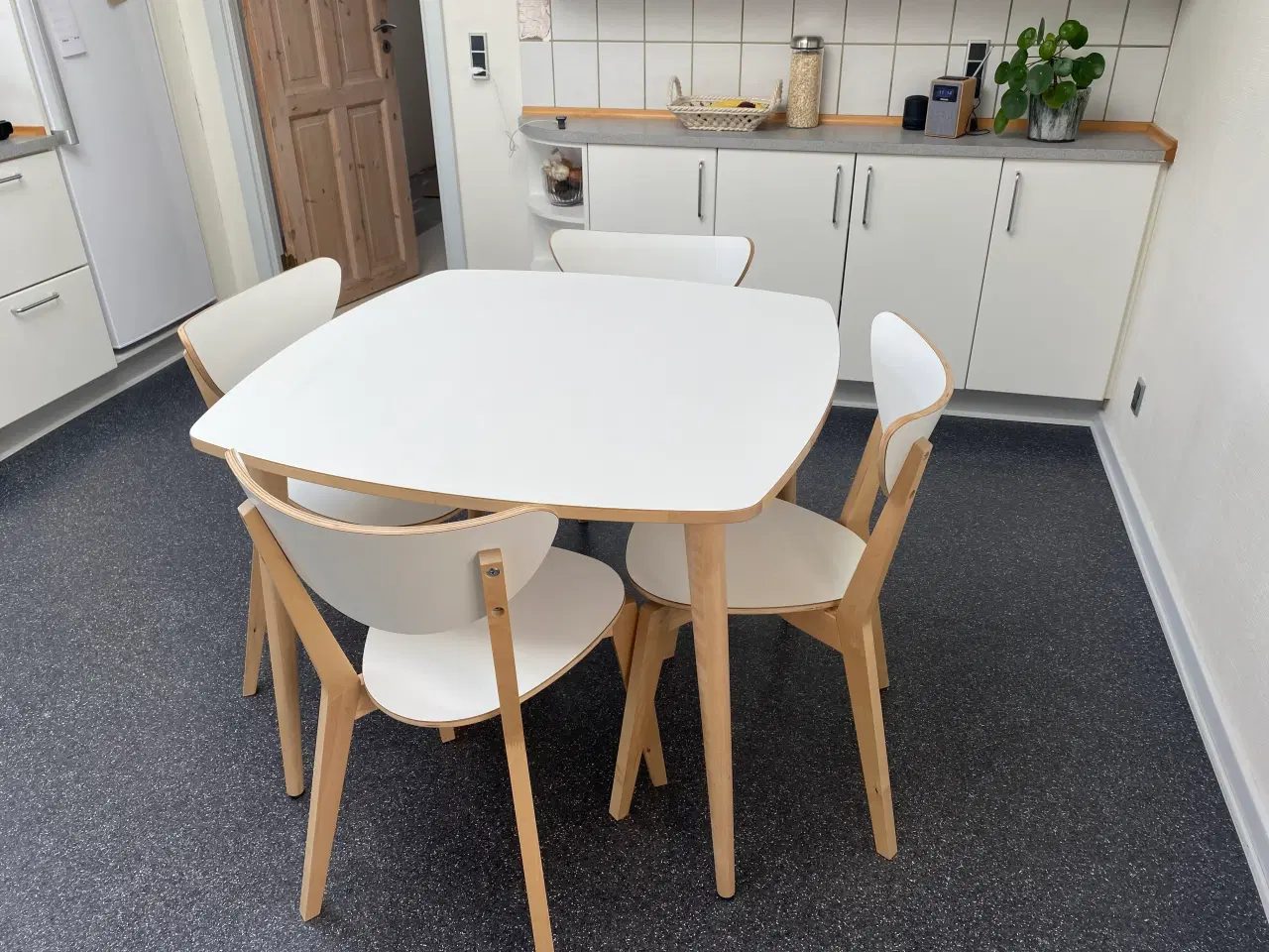 Billede 2 - Ikea spisebord med 4 stole fra serien Omtänksam