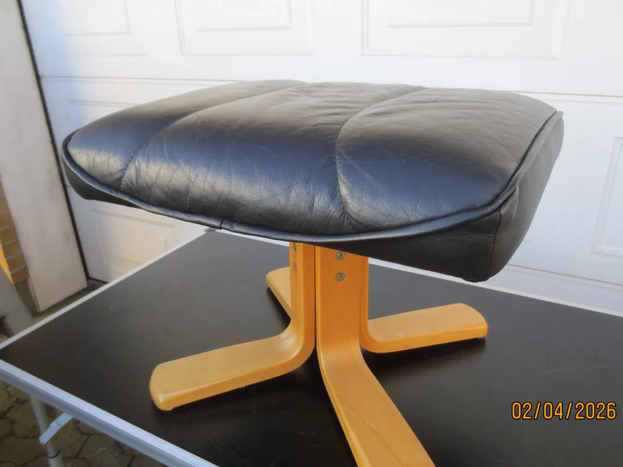 Billede 2 - 1 stk Fodskammel med sort læder 
