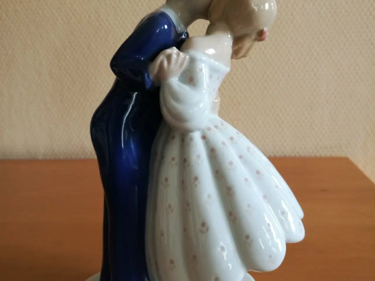Billede 2 - Bing & Grøndahl porcelænsfigur - ungt par