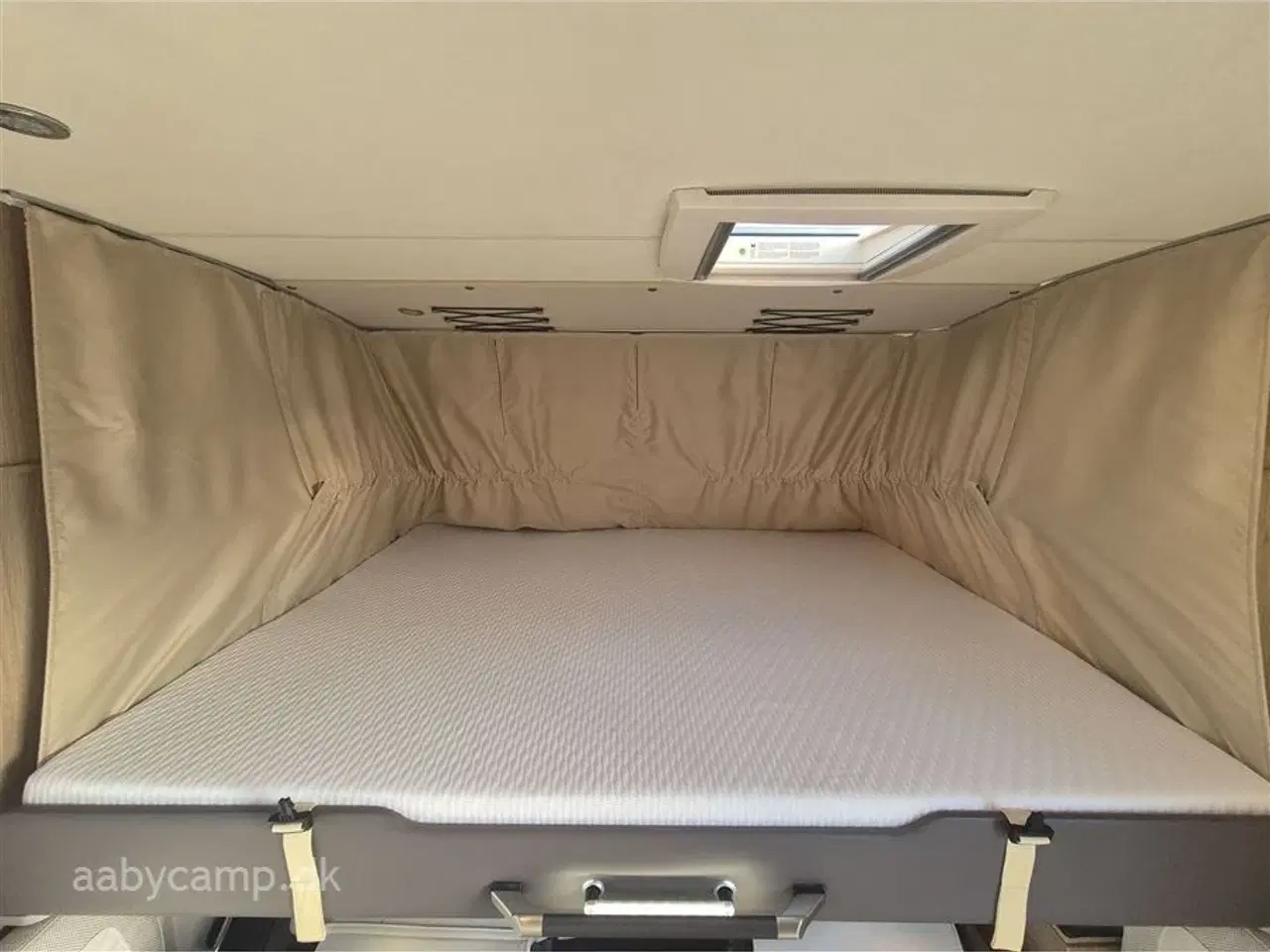 Billede 9 - 2018 - Knaus Sky I 700 LEG   Automatgear. markise. 2x batterier. 2x solceller. Dometic A/C. Elektrisk indgangstrin. Dellæder.