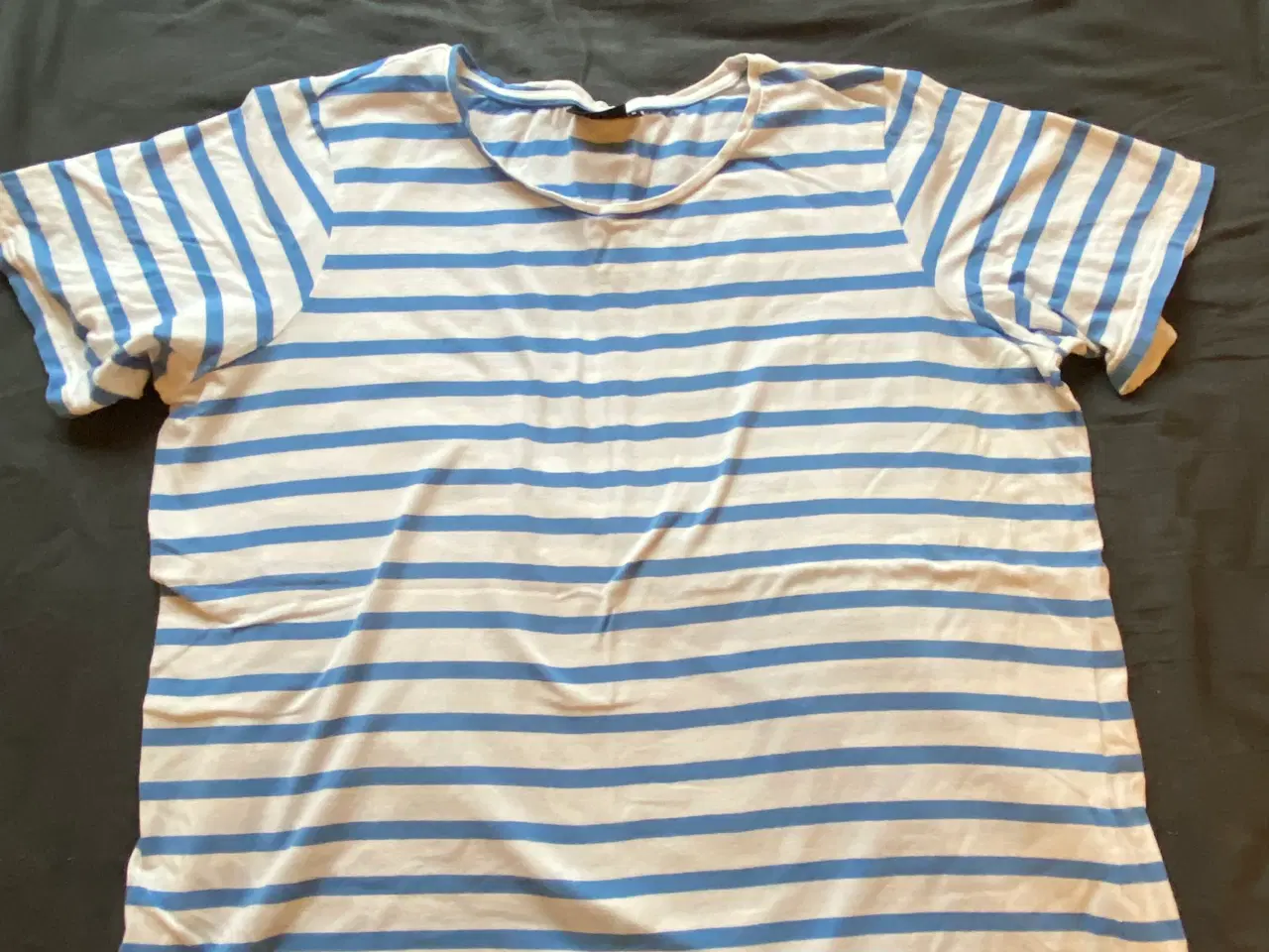 Billede 1 - T-shirt med lyseblå striber