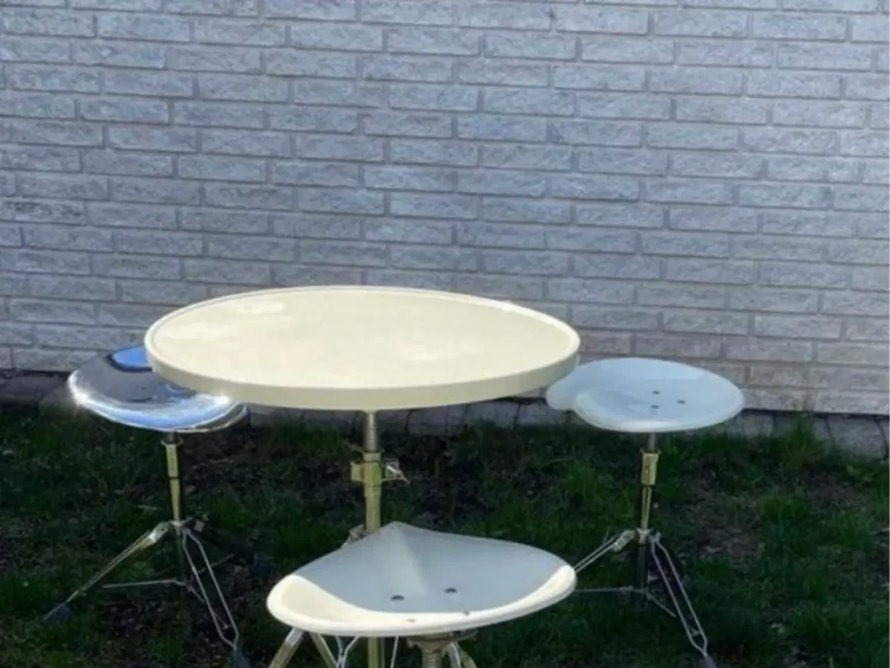 Billede 1 - Dulton bord med og 3 taburetter 