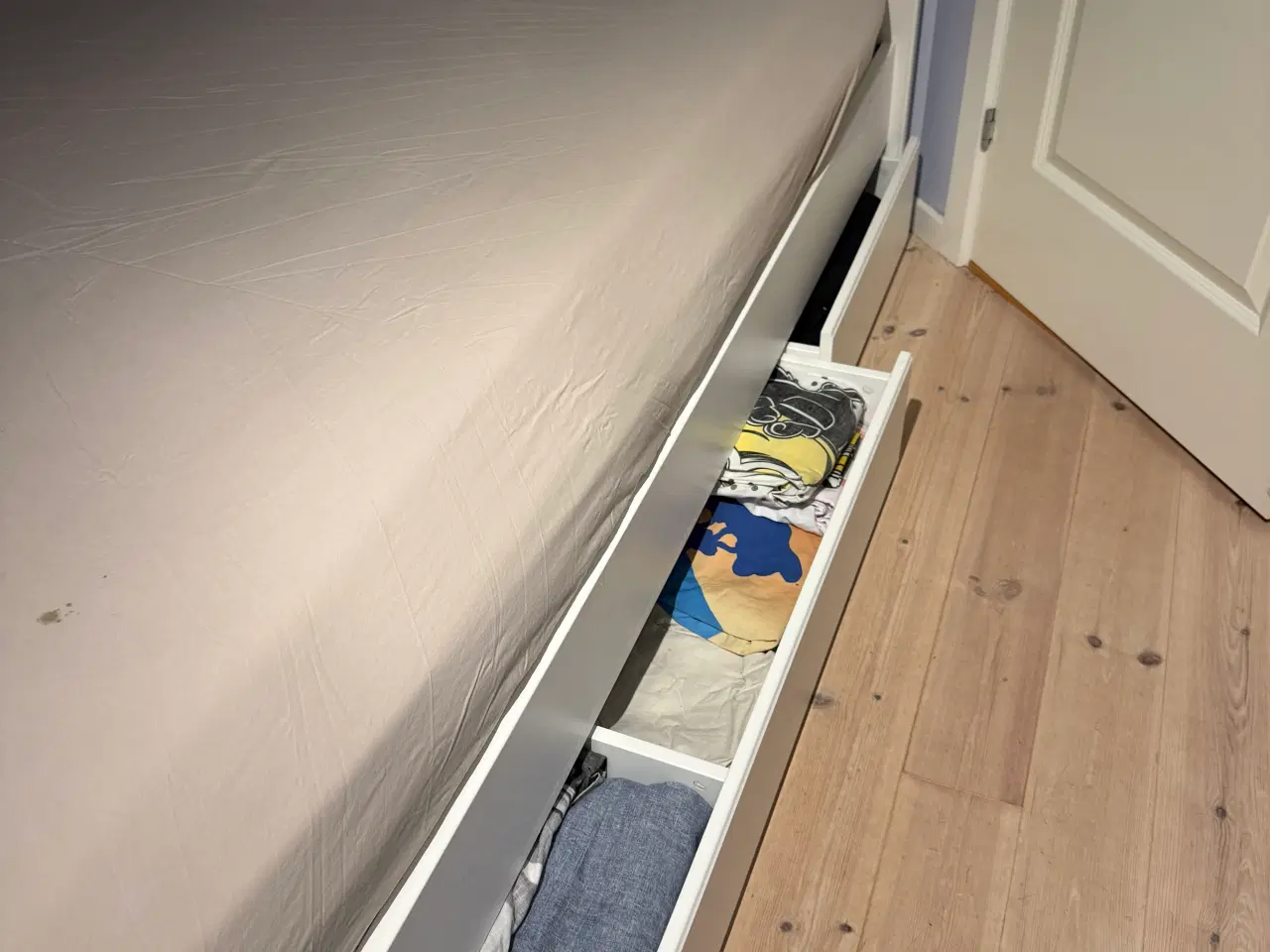 Billede 4 - Sengeramme 160x200cm inkl. skuffer og meder 