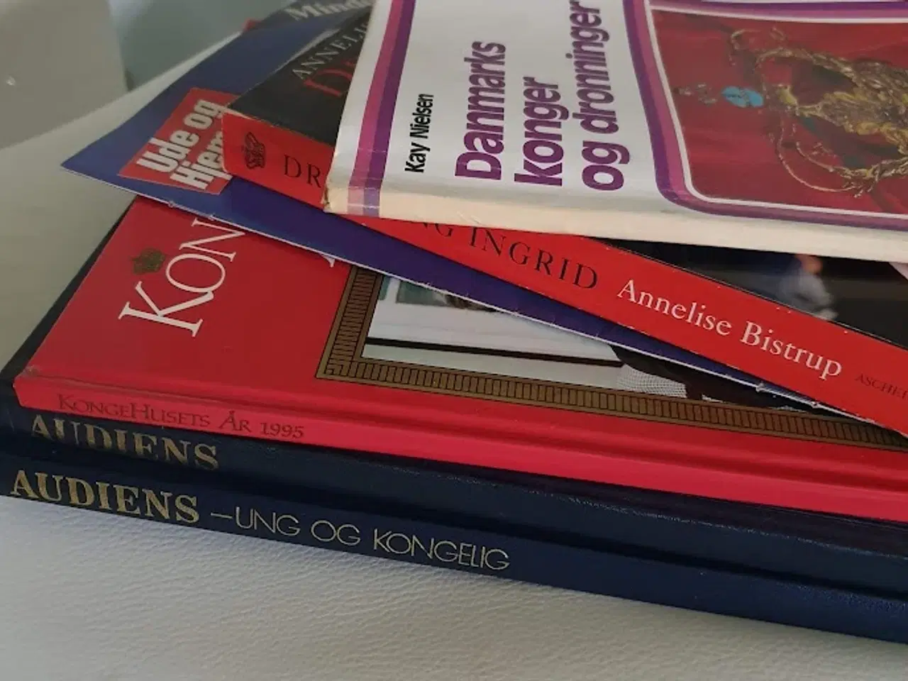 Billede 1 - Kongelige bøger. Ældre bøger om de kongelige