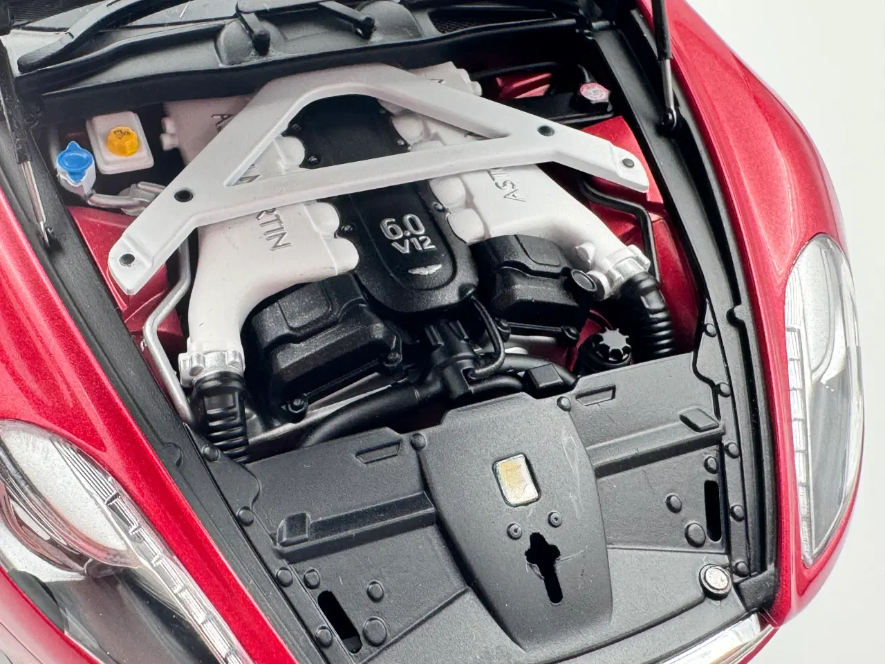 Billede 12 - AUTOart 2015 Aston Martin Vanquish 6.0 V12 1:18