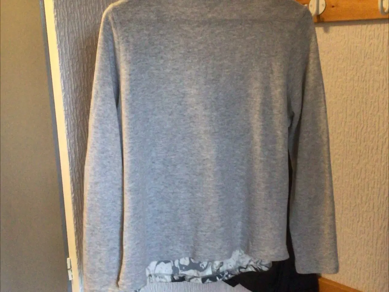 Billede 2 - bluse med silke foran str 42