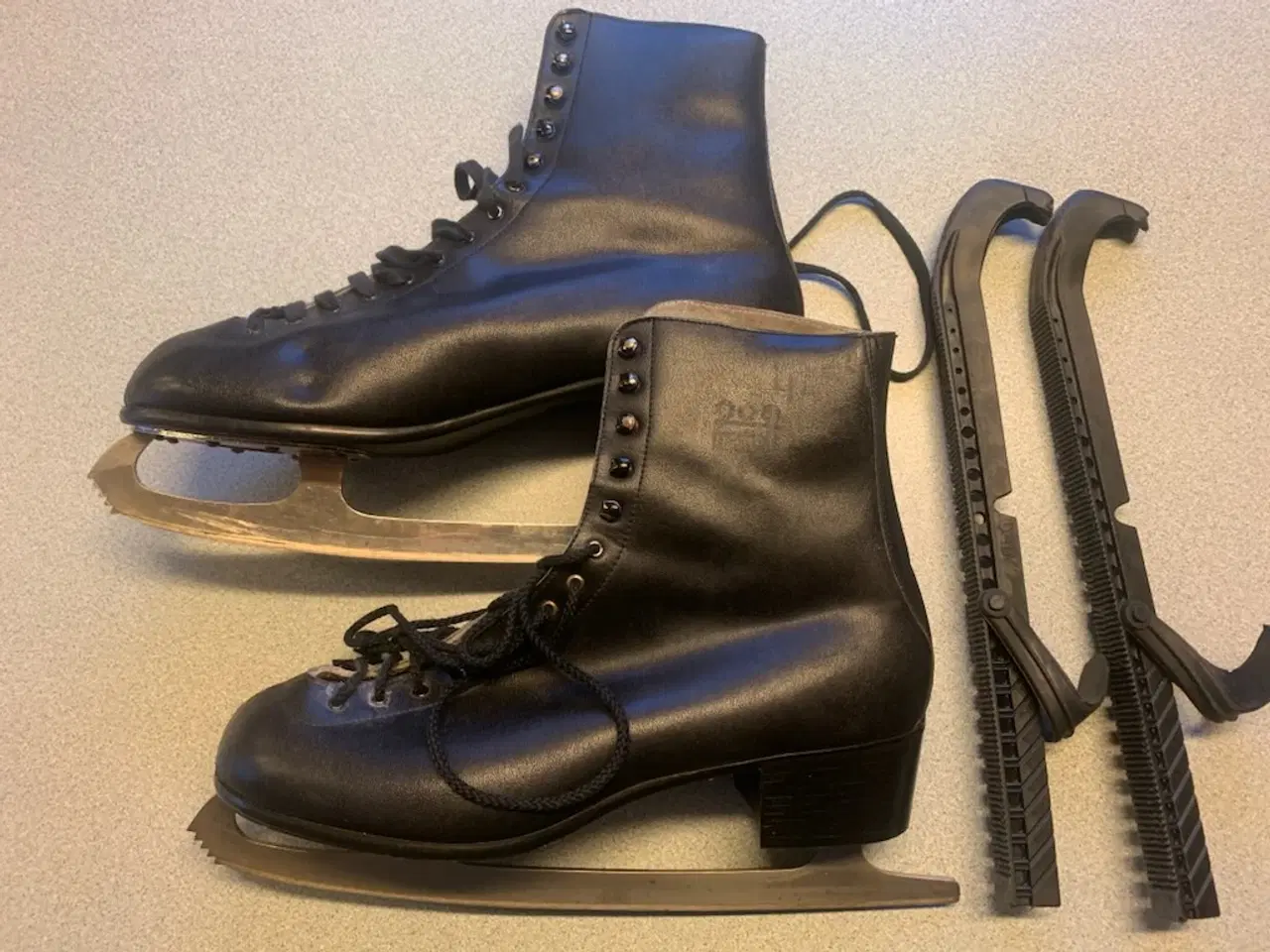 Billede 2 - Skøjter sorte, størrelse 47