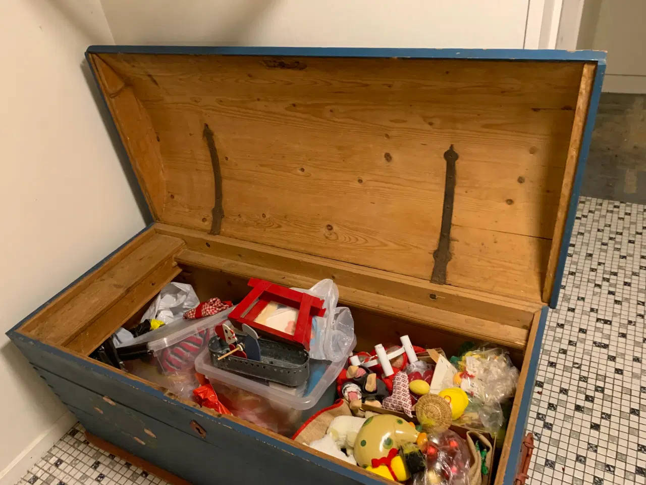 Billede 3 - Flot gammel kiste med låg