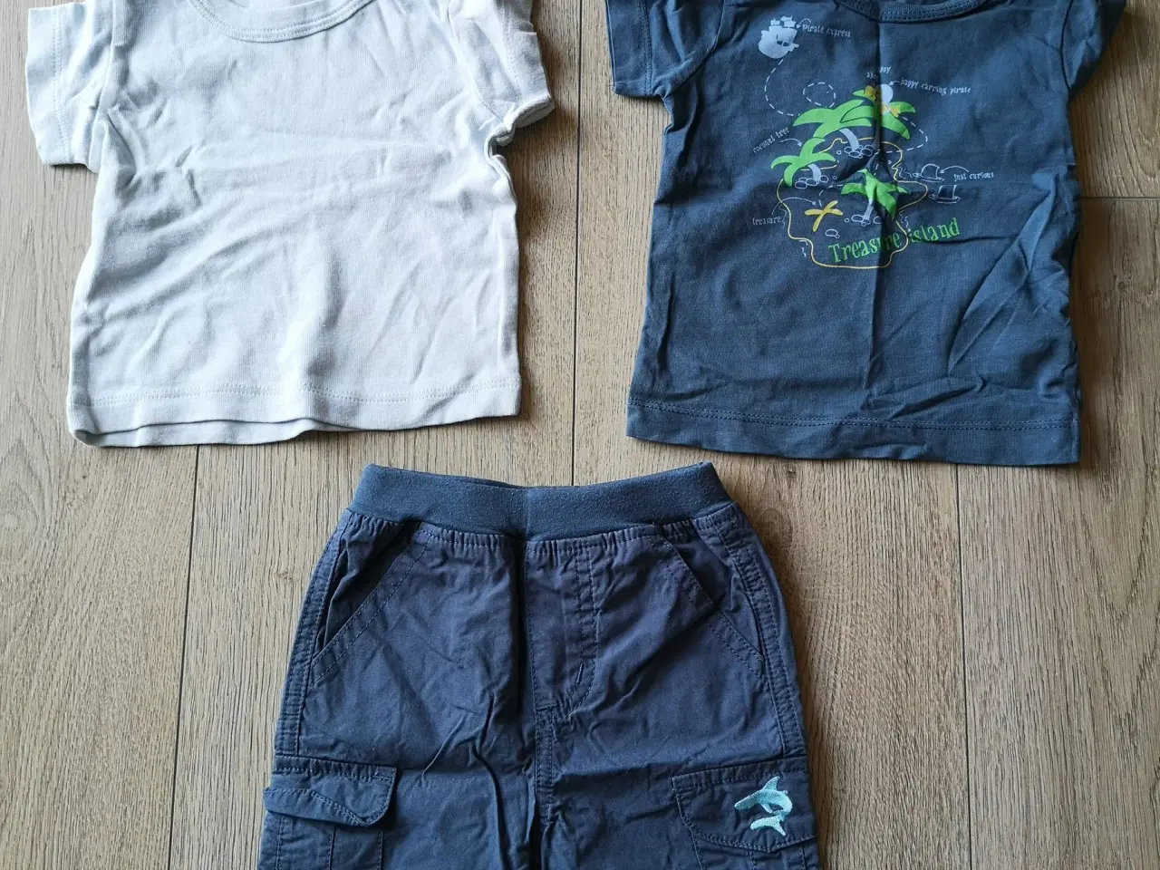 Billede 1 - Drengetøj str. 62 - T-shirts og shorts 