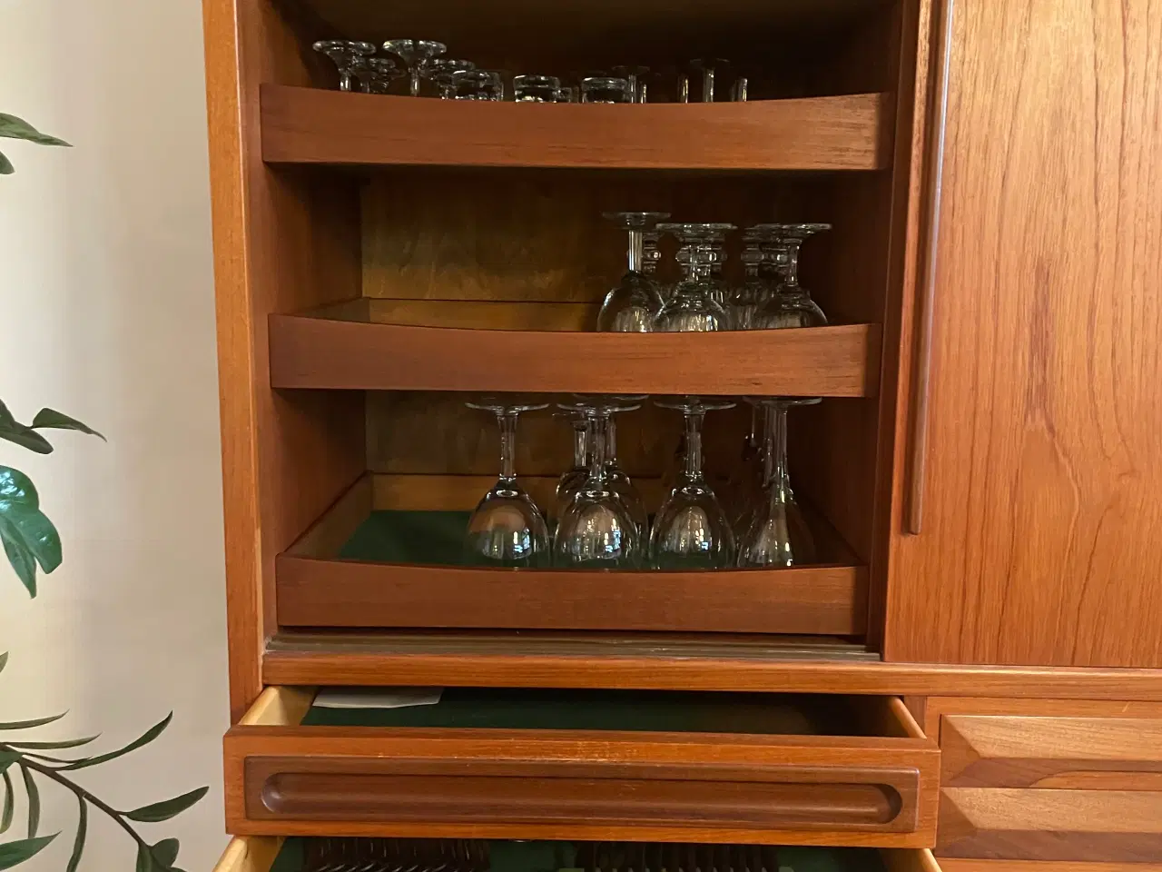 Billede 5 - Dækketøjsskab med hylder og skuffer 