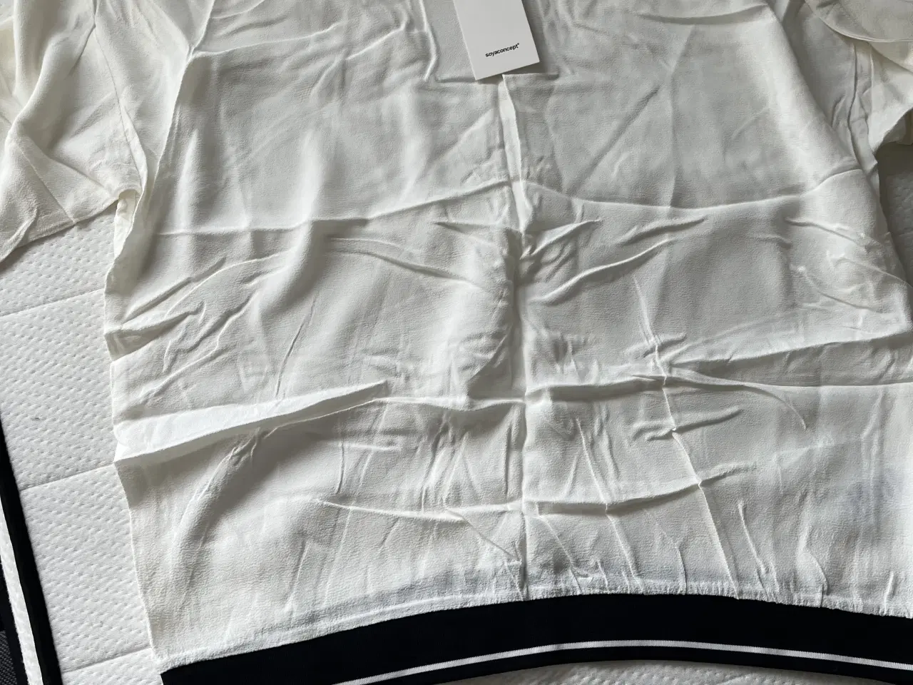 Billede 2 - Nederdel, 2 bluser