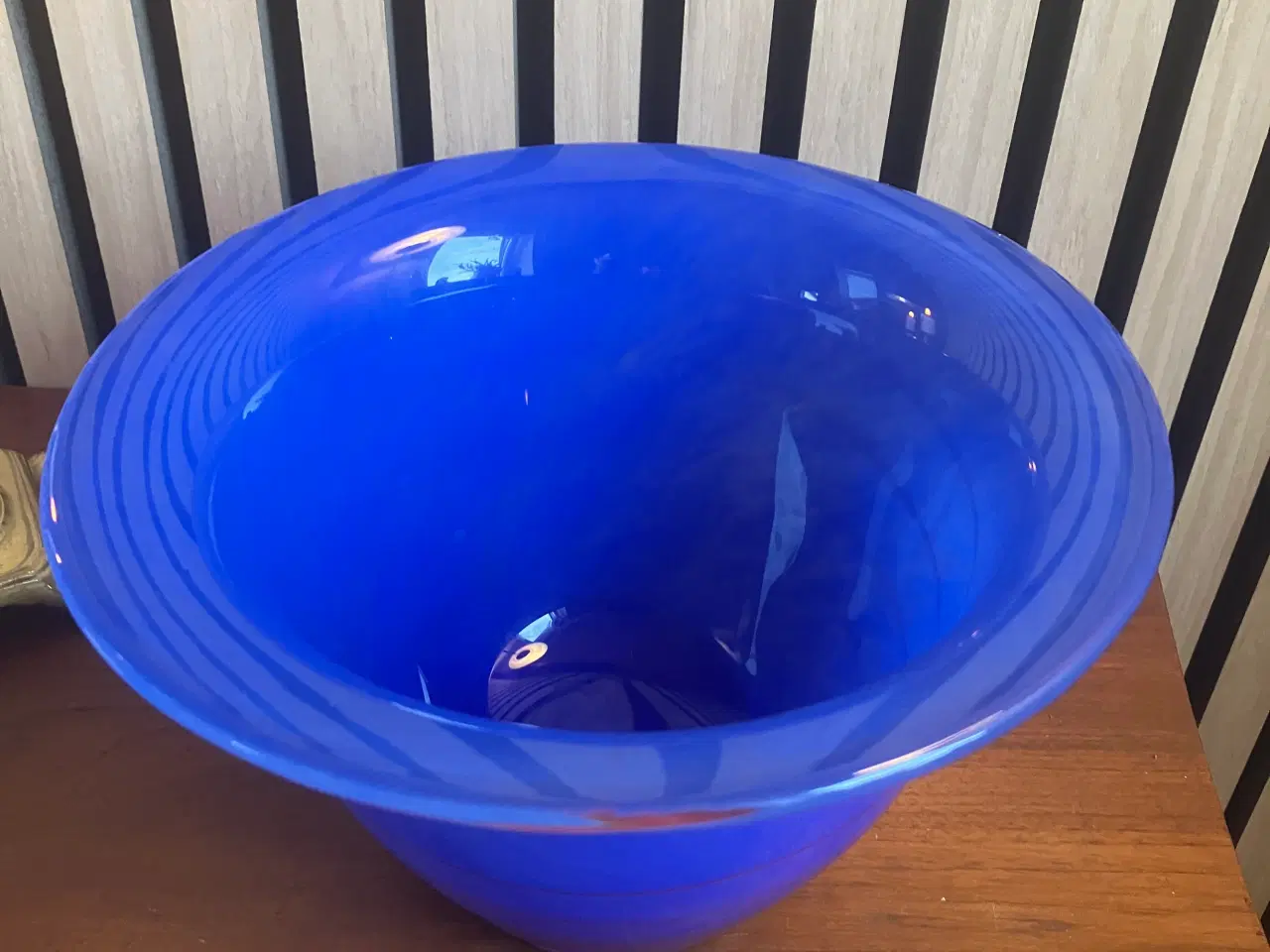 Billede 3 - Flot blå glas skål med røde striber