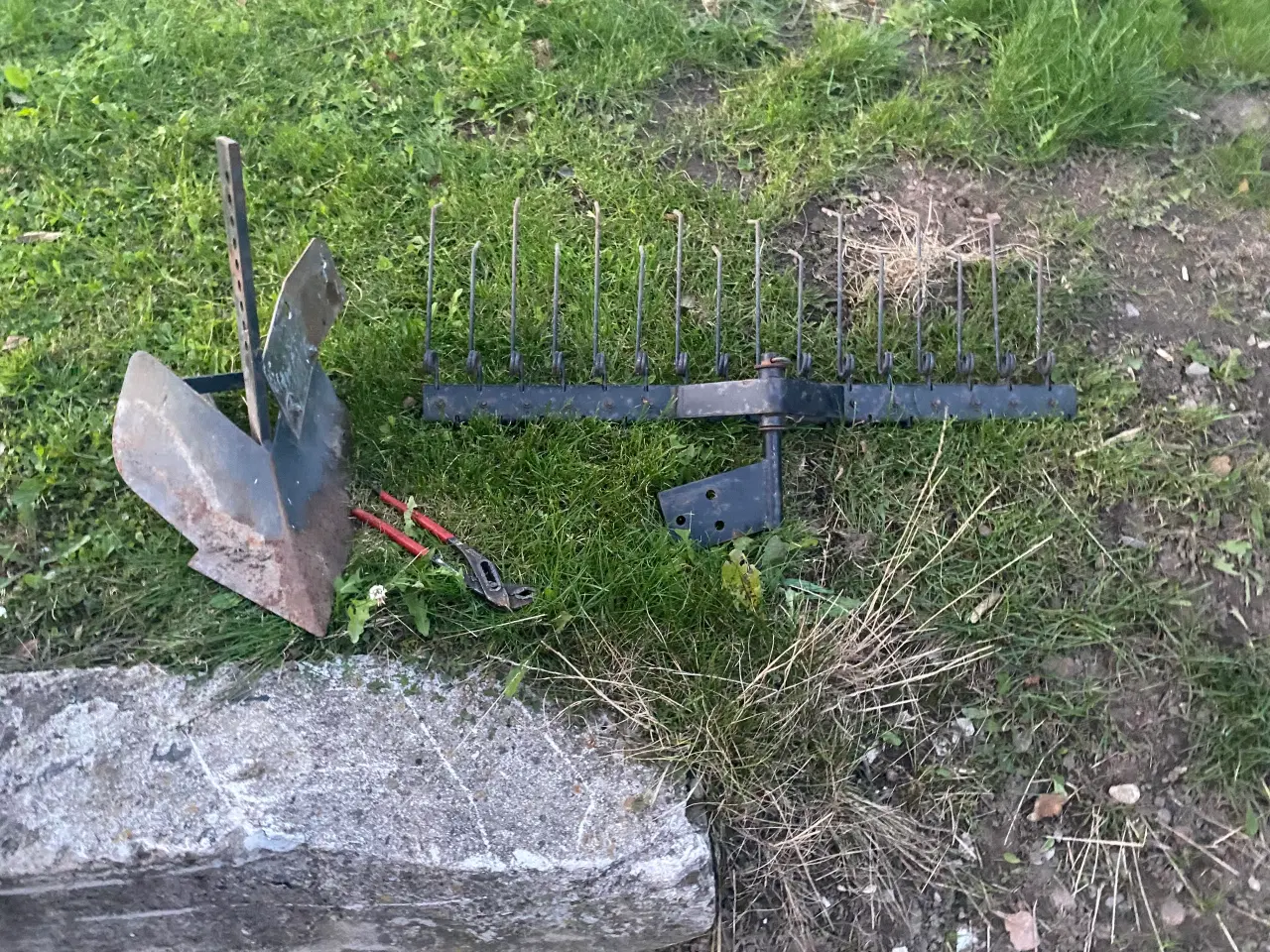 Billede 5 - Havefræser meget forskelligt udstyr medfølger