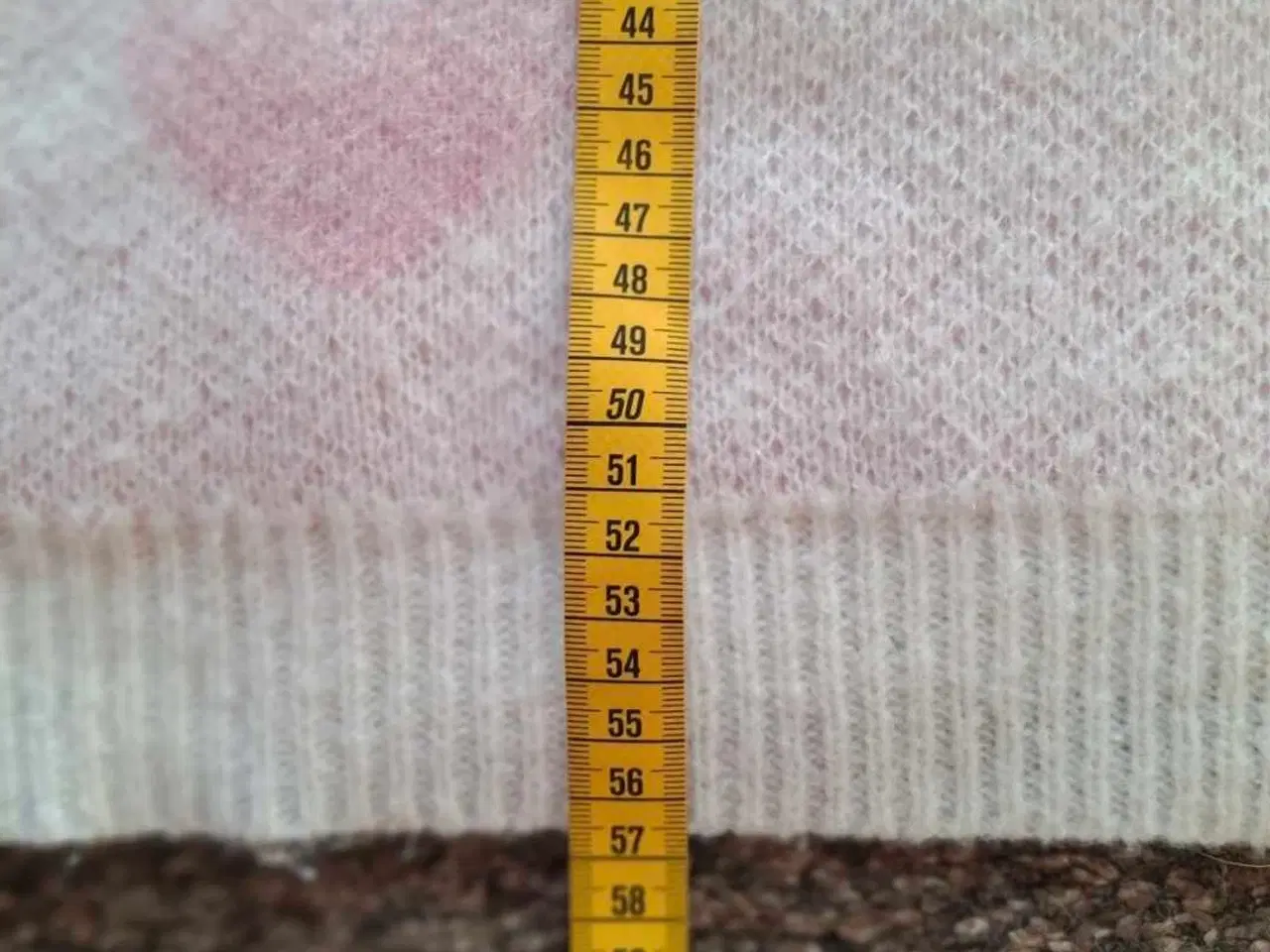 Billede 7 - Hvid sweater med lyserøde hjerter str.L