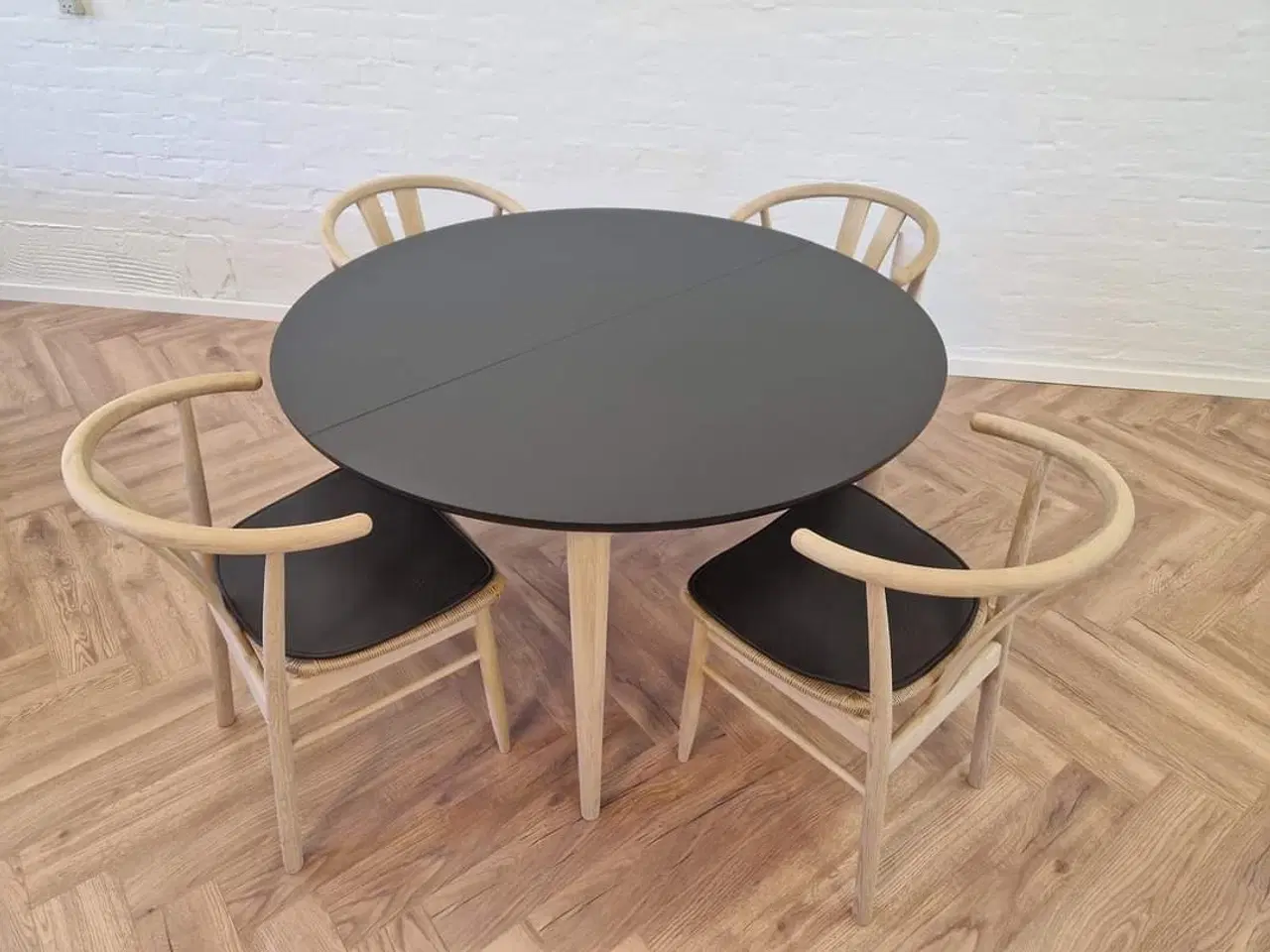 Billede 2 - Ny spisebord med nye stole.