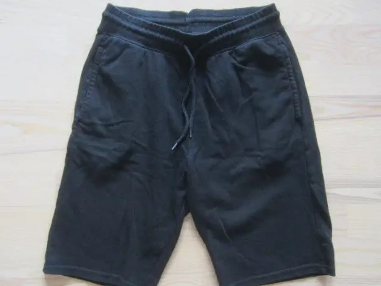 Billede 1 - Str. 164, næsten nye sorte shorts