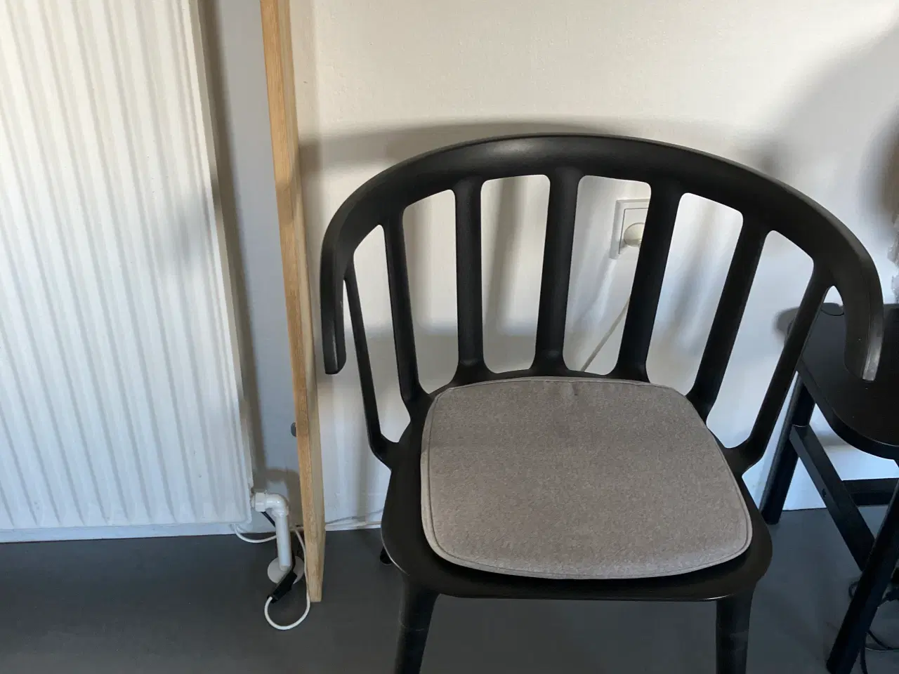 Billede 1 - 4 spisebordsstole inde/ude