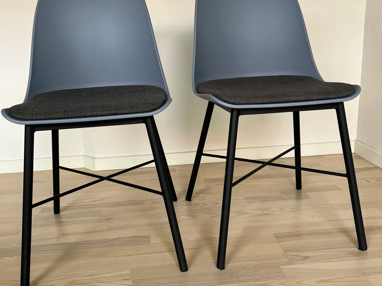 Billede 4 - Spisebordsstole 2 stk. i lysblå plast m/grå stof