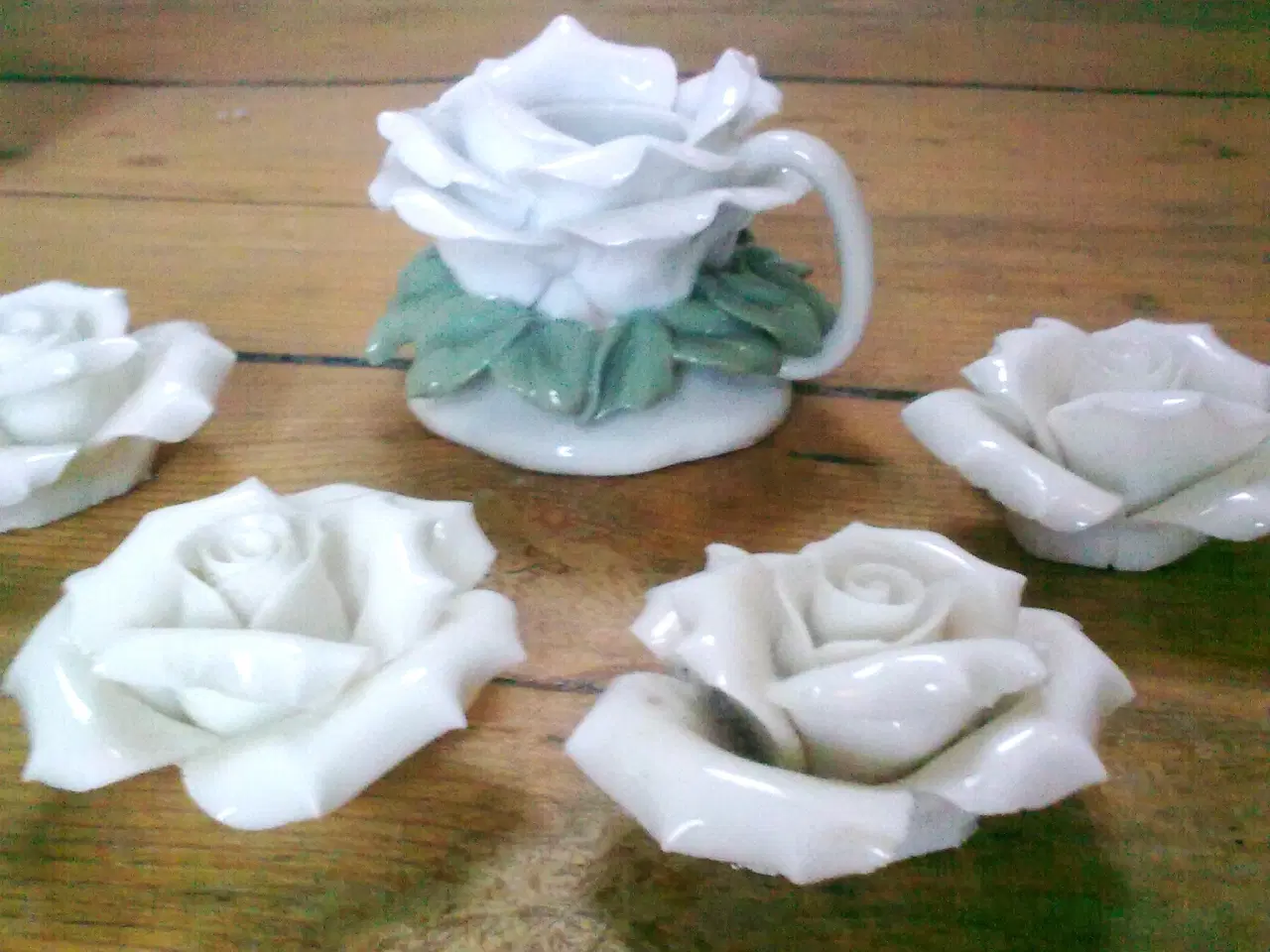 Billede 8 - Håndlavet porcelæn rose lysholder + 6 hvide roser