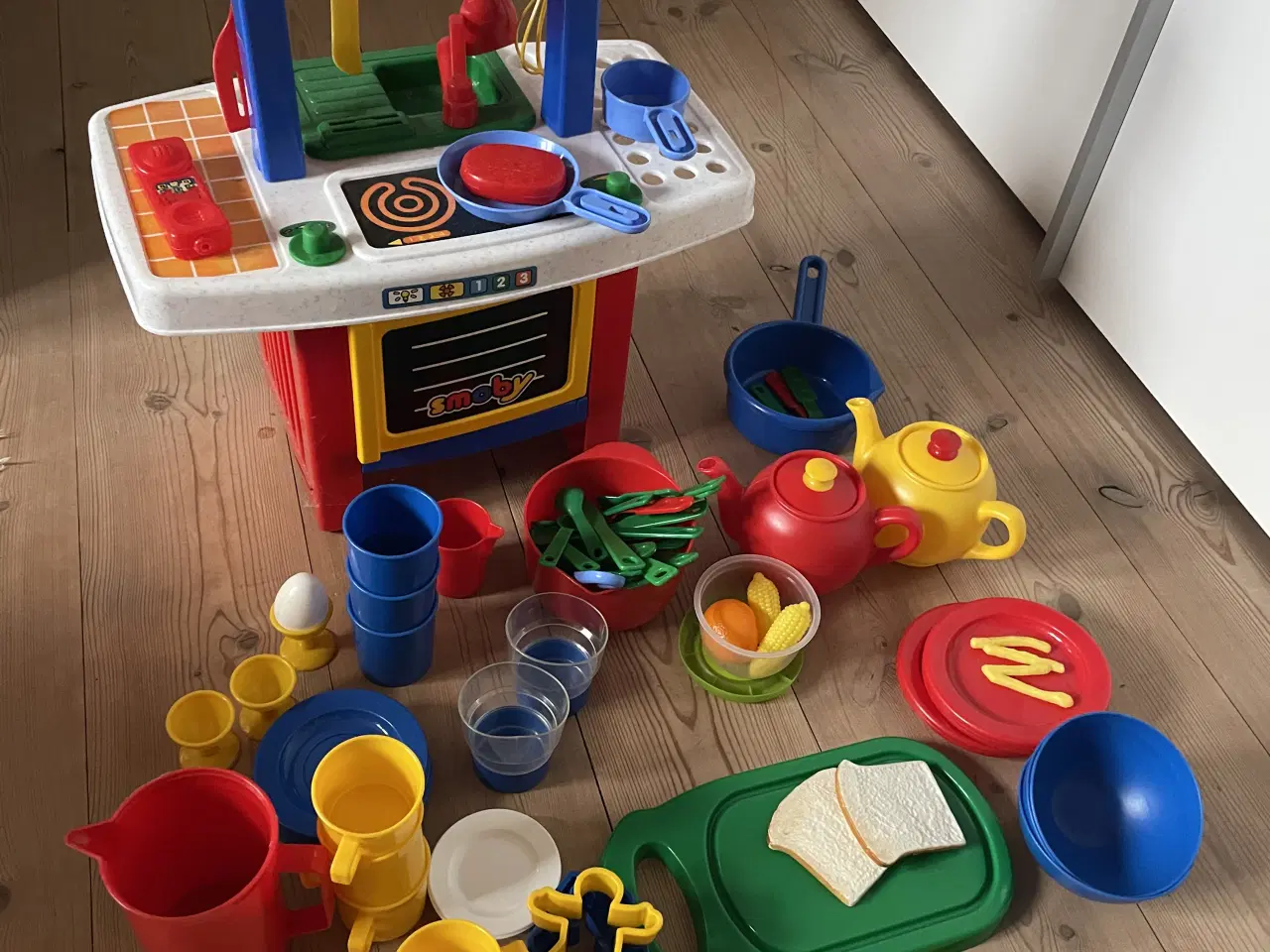 Billede 1 - Køkkenarrangement i plast til alder +3 år. 