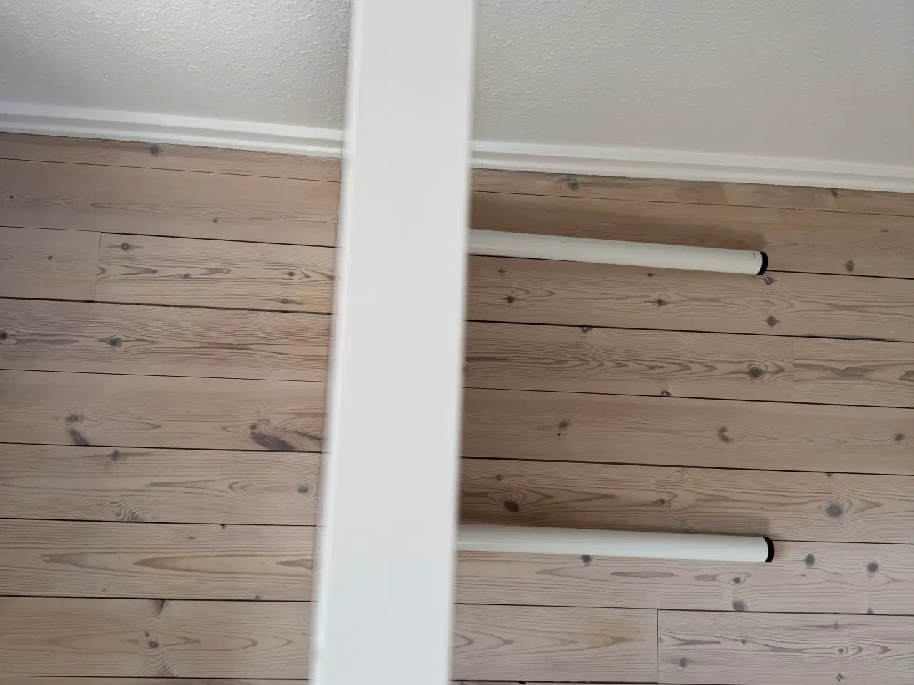 Billede 3 - Hvidt skrivebord med to ben