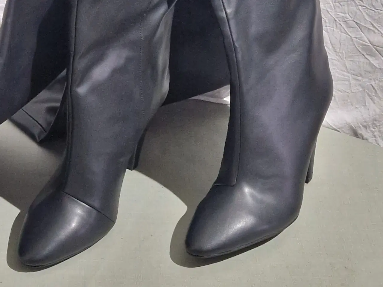Billede 6 - H&M Støvler, Sort, EUR 37,High knee Boots