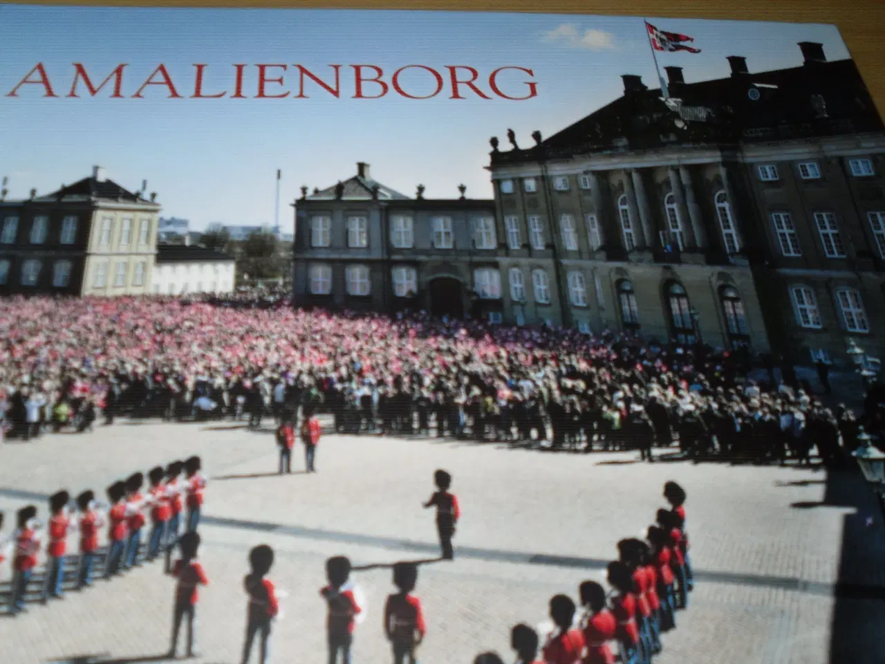 Billede 1 - AMALIENBORG. Gyldendal.