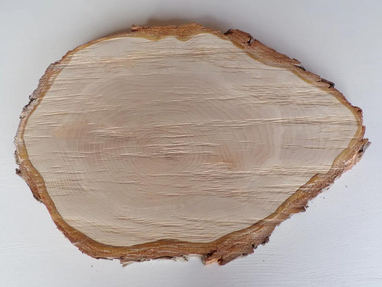 Billede 3 - NY Thuja Træskive med bark 38 cm lang
