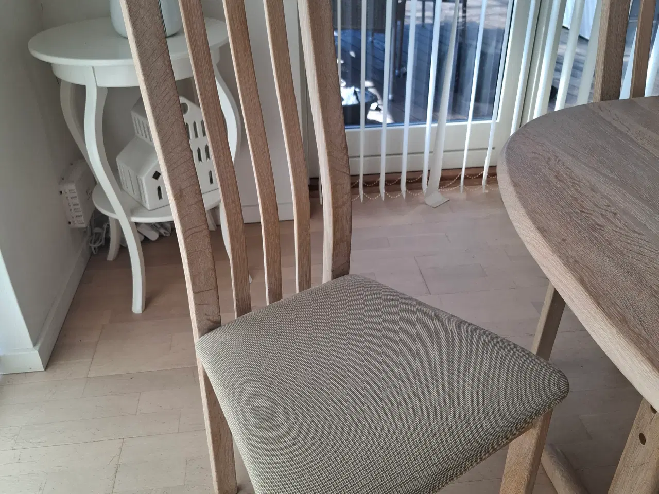 Billede 5 - Spisebord med 6 stole i massivt egetræ