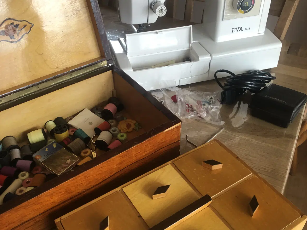 Billede 1 - Eva 2418 symaskine samt antik syæske
