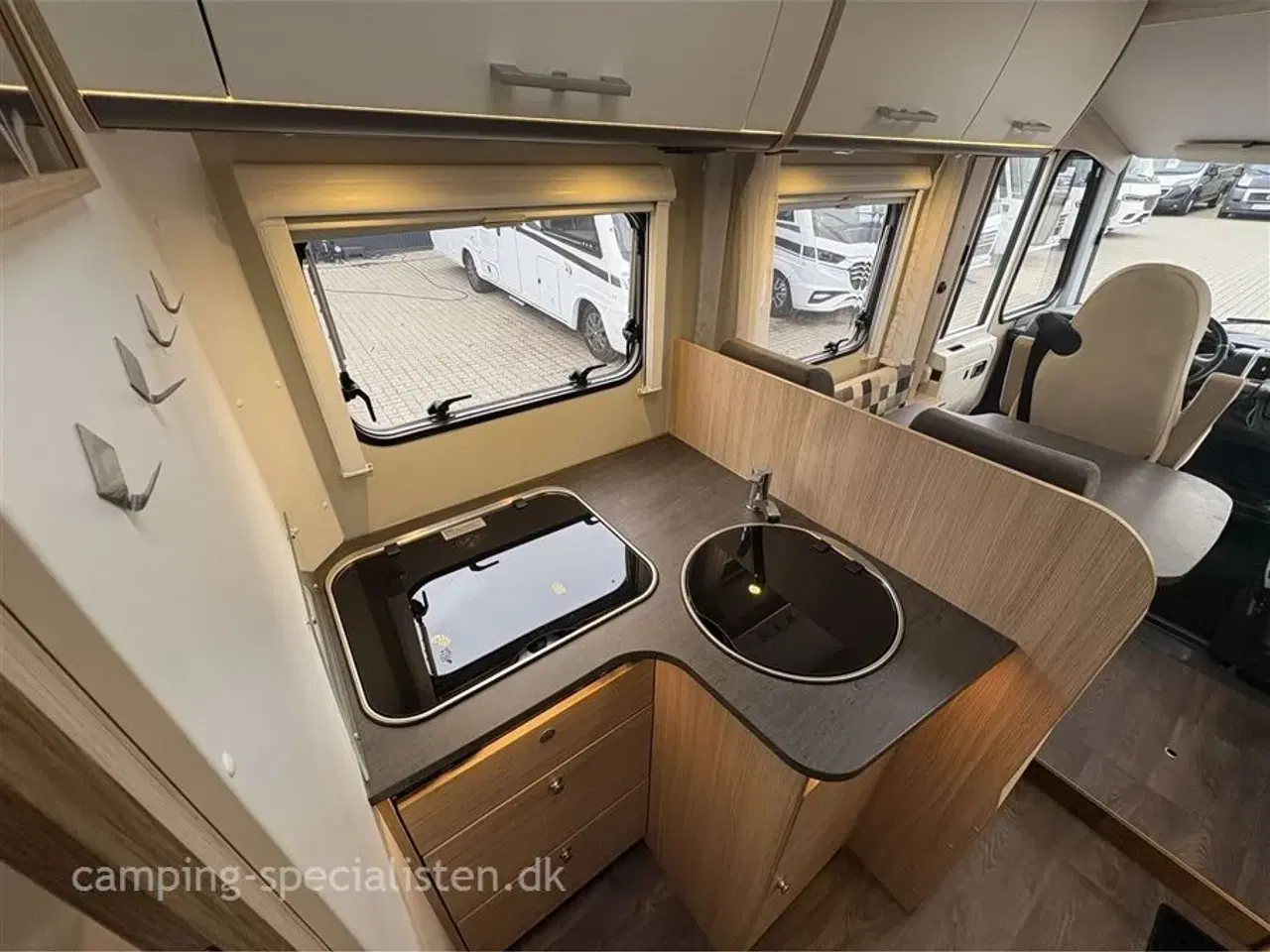 Billede 11 - 2019 - SunLight I 69 L Activ Automatgear SunLight T 69 L 2019 - helintegreret autocamper med queensbed - Se den nu hos Camping-Specialisten.dk