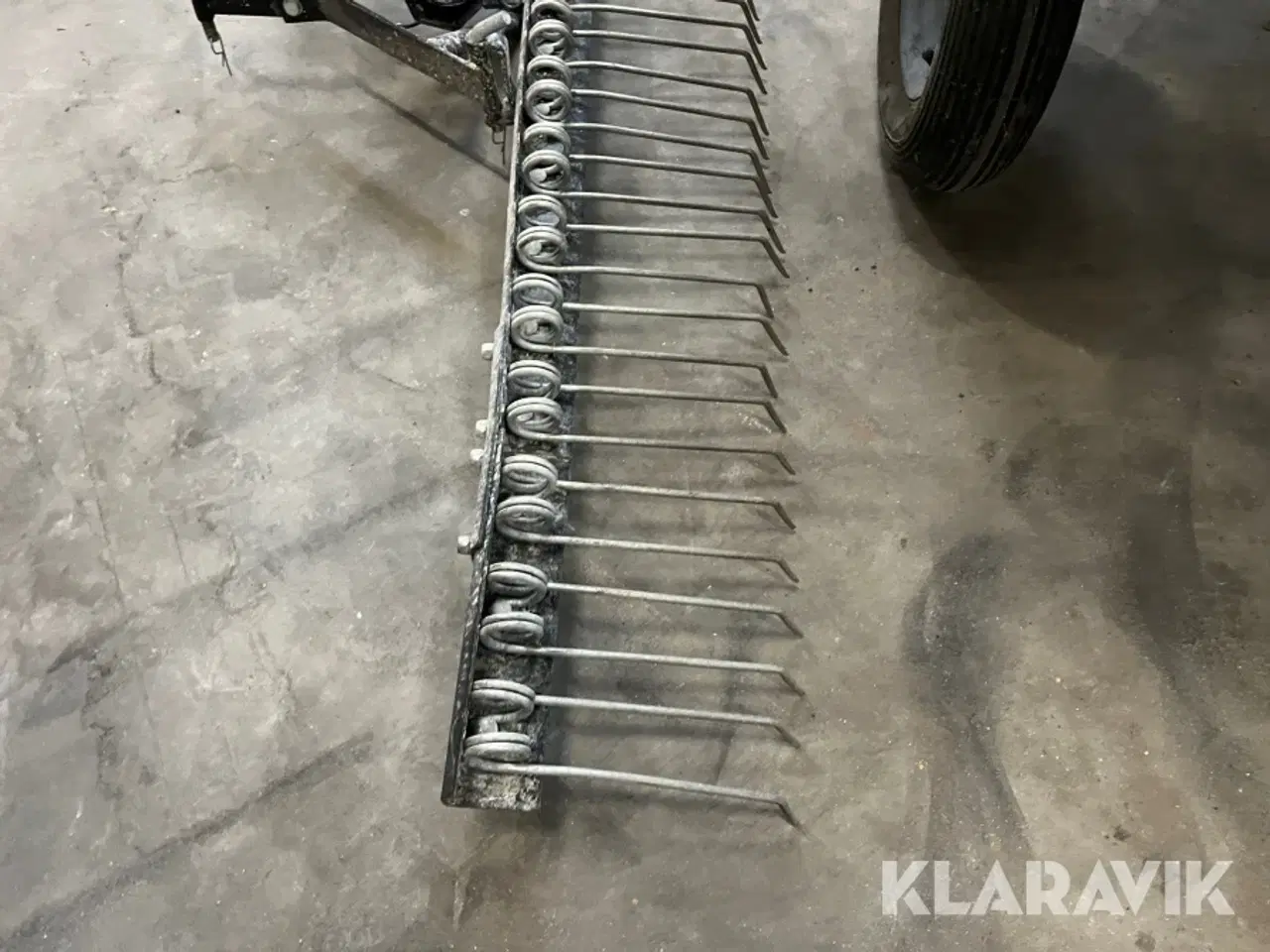 Billede 6 - Gårdrive og vogn