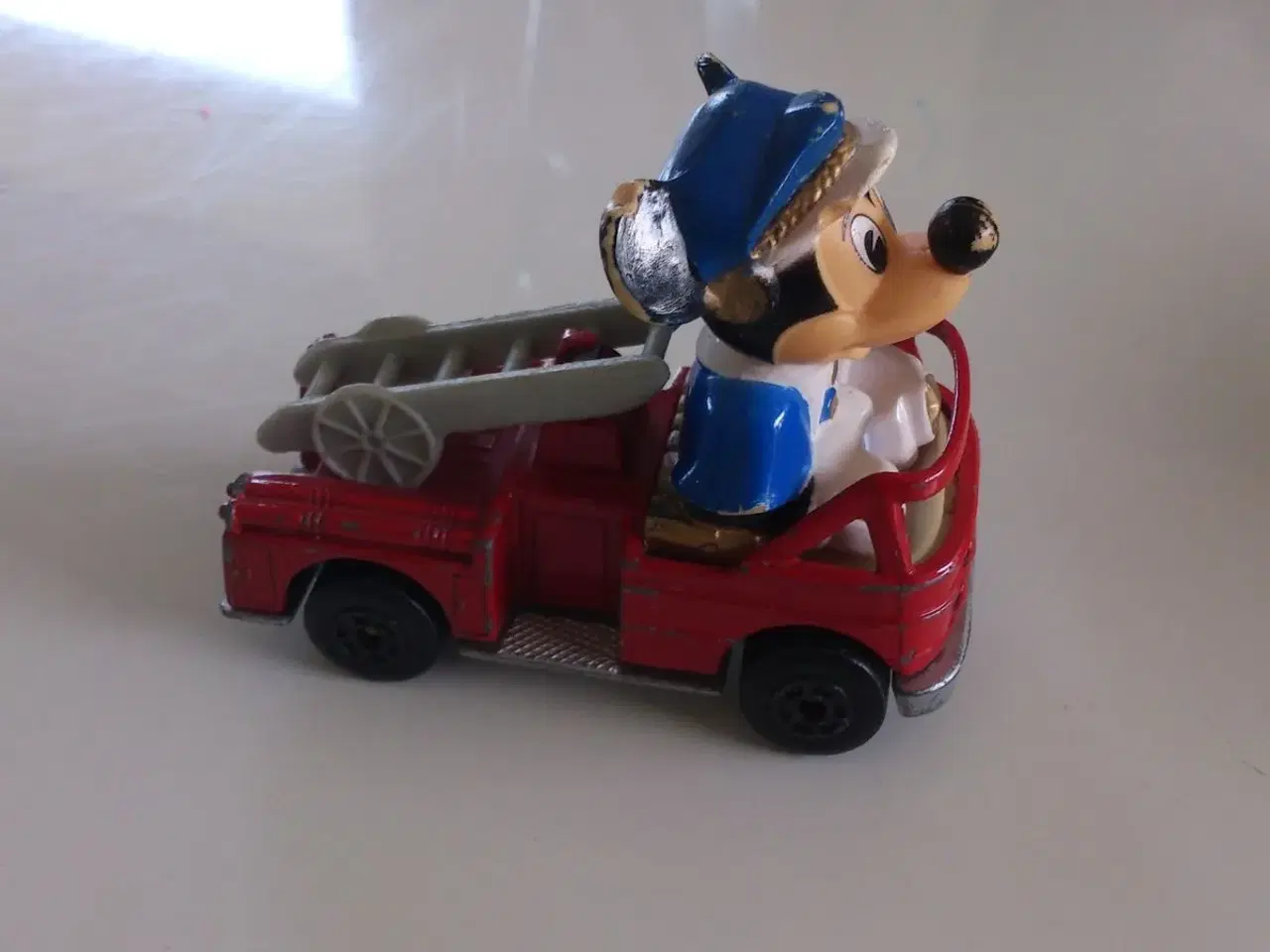 Billede 1 - Matchbox bil med Disney figur