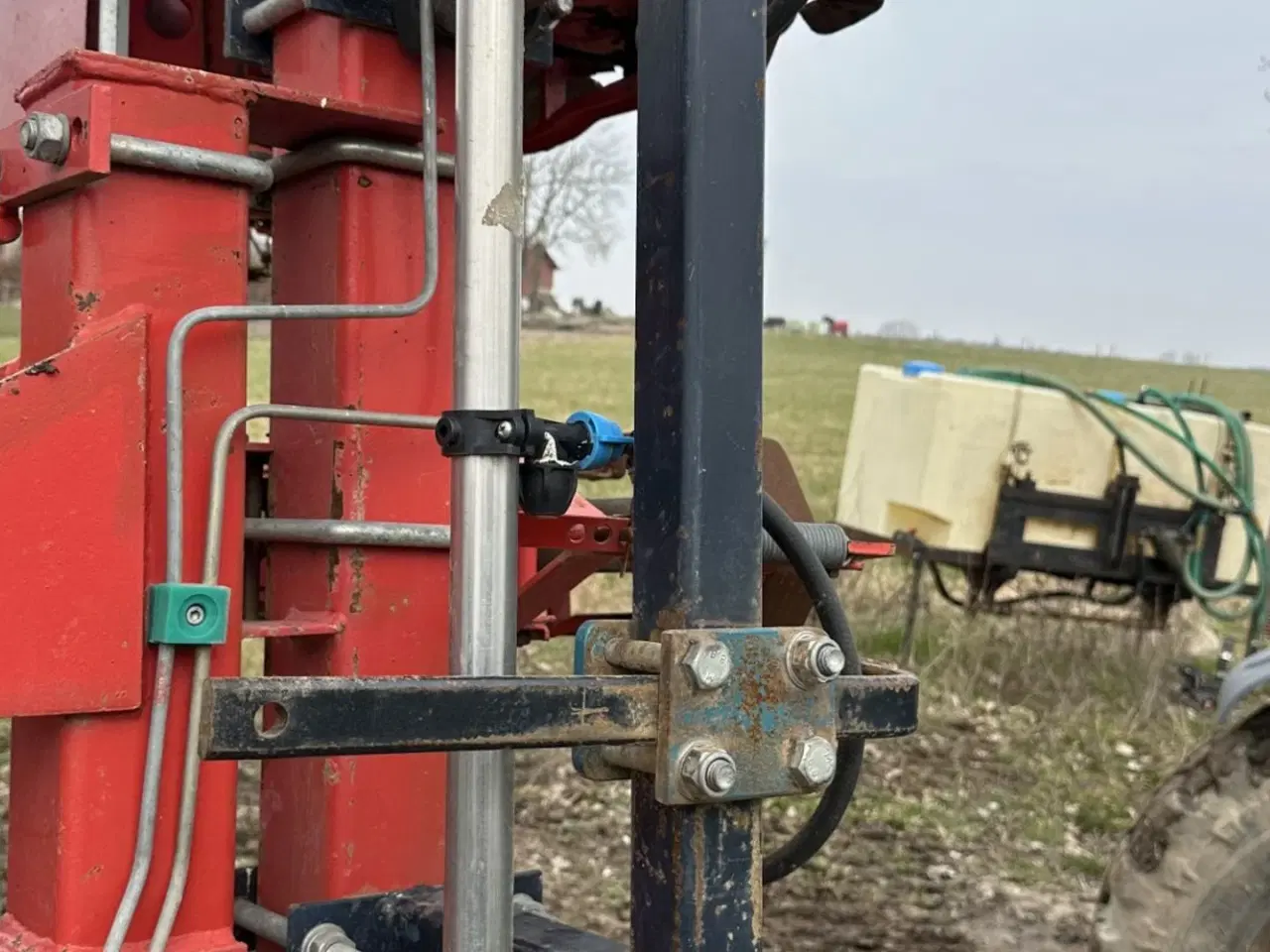 Billede 6 - Becker 12 rækket såmaskine med udstyr til flydende gødning. Fronttank medfølger til prisen.