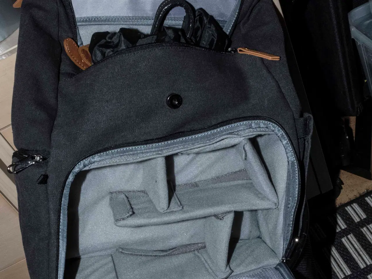 Billede 3 - Fotorygsæk. 45x35x16 cm. Med rum til kameraudstyr.