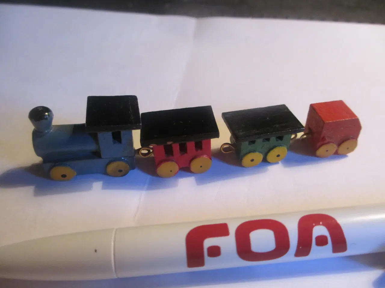 Billede 1 - lille træ lokomotiv med vogne dukkehuset