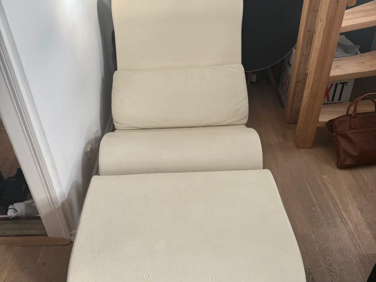 Billede 3 - signeret Jørn Utzon Aurora Loungestol.  I hvid læd
