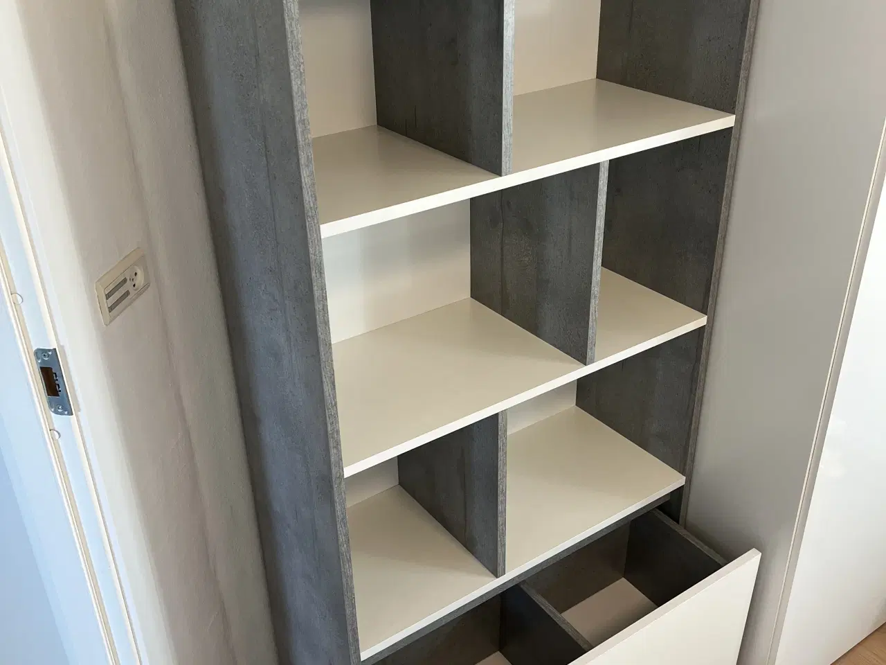 Billede 2 - BILLUND reol i Betongrå