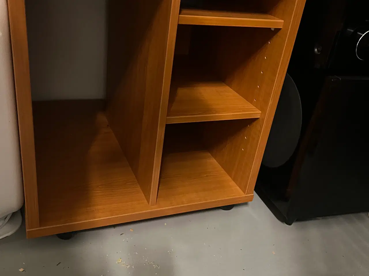 Billede 3 - Stort skrivebord med pc/printer reol på hjul