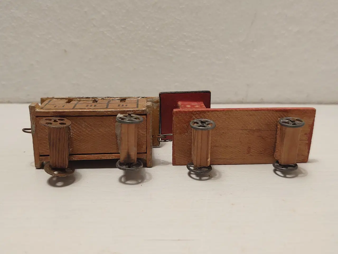 Billede 2 - Erzgebirge:Tog med vogn.Håndlavet i træ.Ca 1920