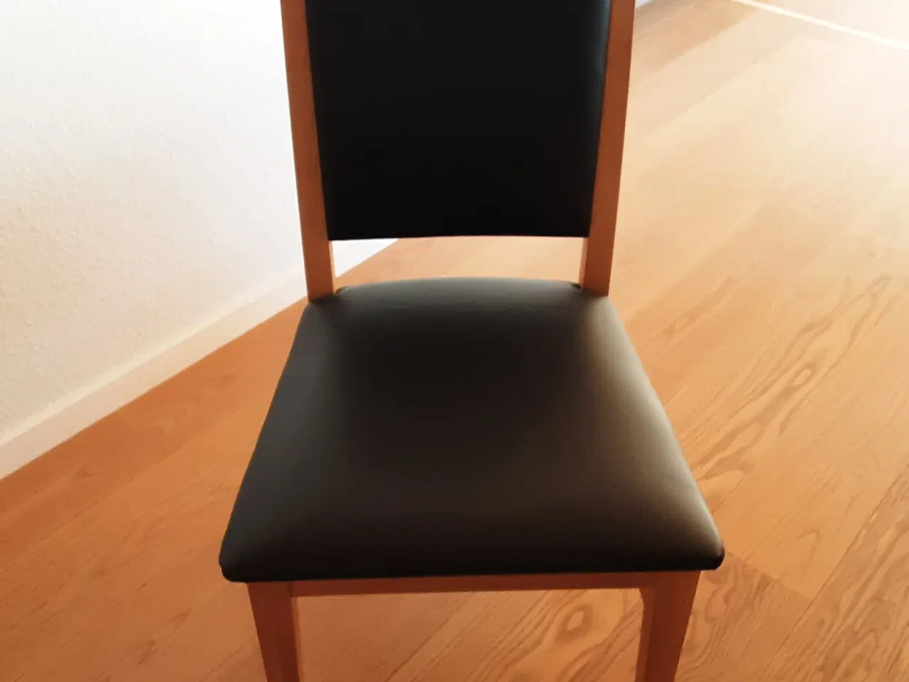 Billede 3 - Spisebord med stole