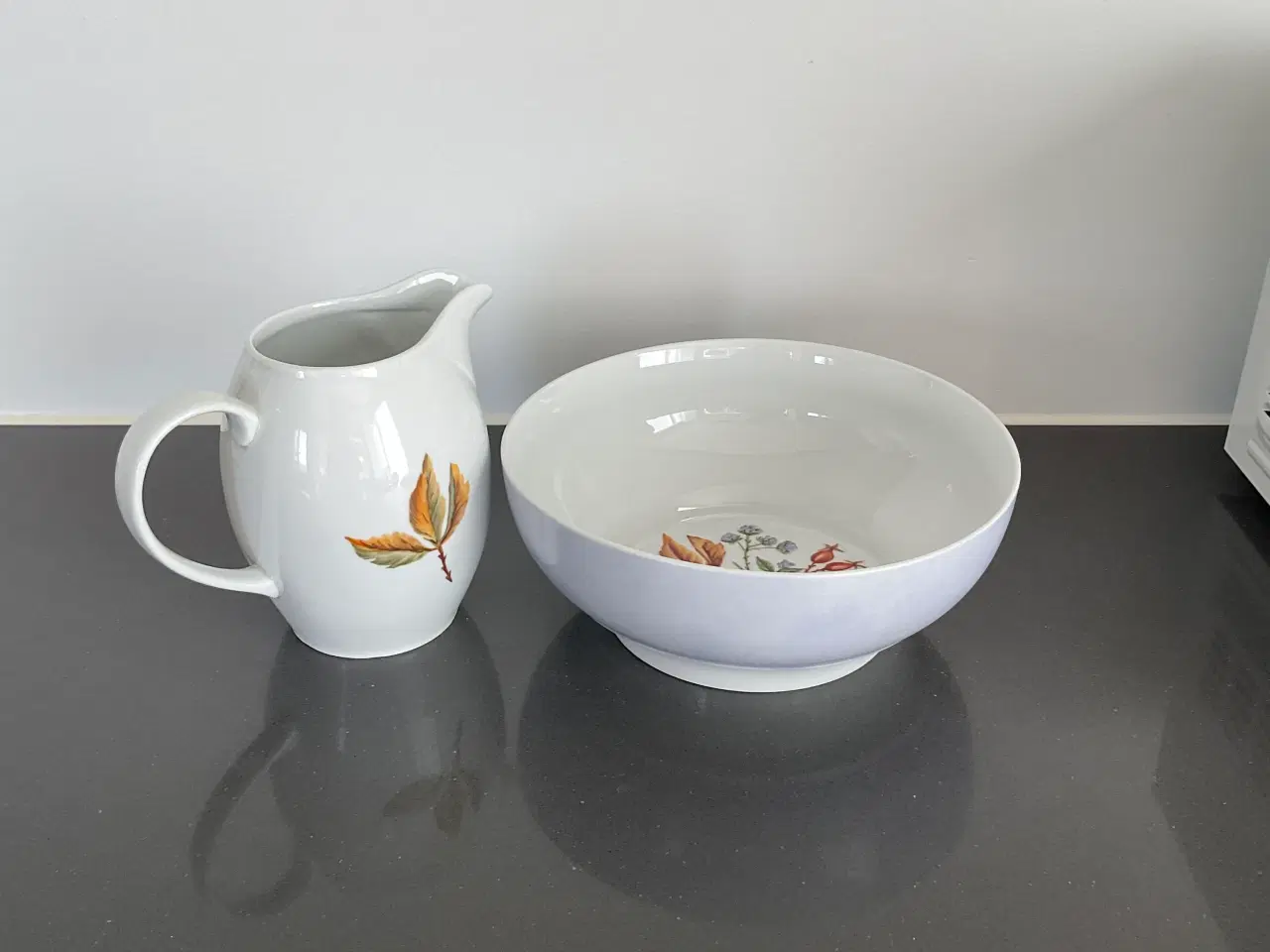 Billede 2 - Håndmalet skål og kande  i porcelæn med flot motiv