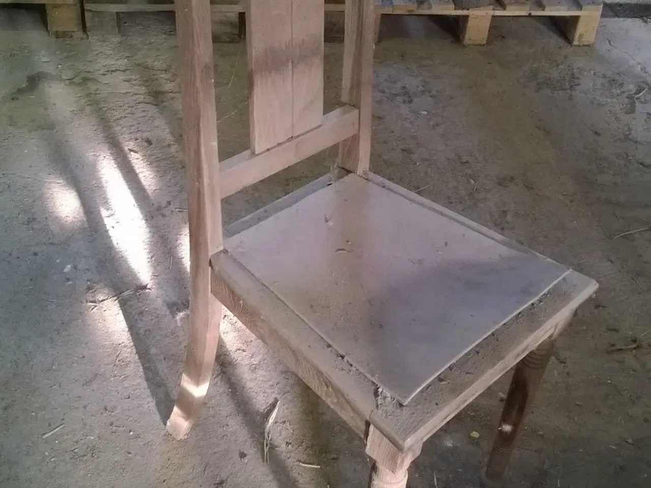 Billede 1 - Ege træs spise stol med udskæring