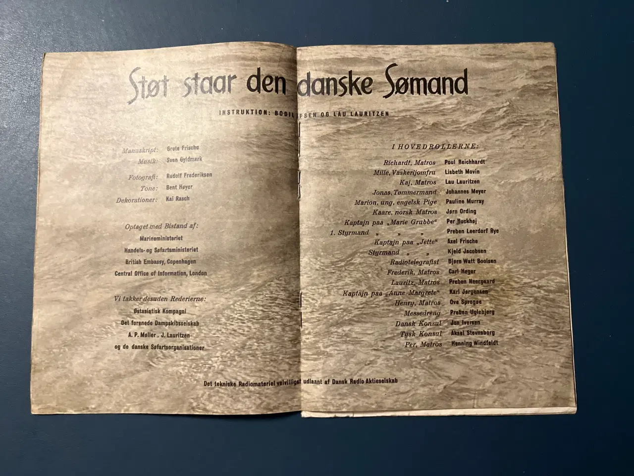 Billede 2 - støt står den danske sømand