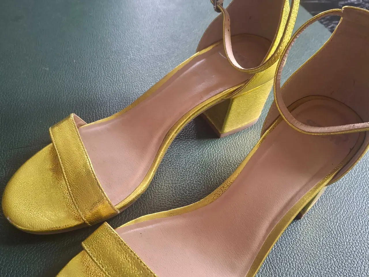 Billede 1 - Fin guldsandal